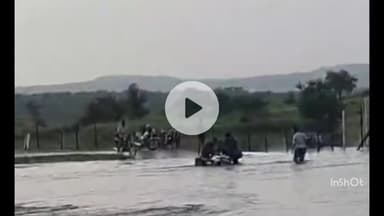 महू के ग्राम मांगलिया में तेज बारिश से तालाब का पानी रपट तक आया, कई लोग फंसे और गाड़ियां खराब हुईं