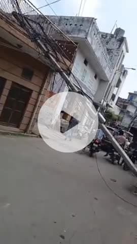 विद्युत विभाग की लापरवाही, पलिया में जर्जर विद्युत पोल गिरा, टला बड़ा हादसा