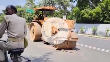 इटावा: डीएम चौराहे के पास 20 घंटे से बीच रोड पर खड़ा दुर्घटनाग्रस्त रोड रोलर हादसों को दे रहा दावत, जिम्मेदार नहीं दे रहे ध्यान