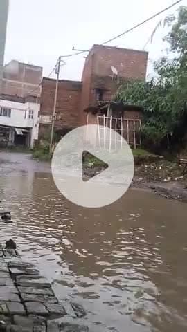 लाखचक थरथरी मार्ग के नली की जर्जर स्थिति, प्रशाशन की लापरवाही, कोई देखने वाला नहीं..