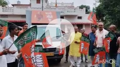 आरा: बड़हरा विधायक ने विधानसभा क्षेत्र के लिए प्रचार गाड़ी को झंडी दिखाकर किया शुभारंभ