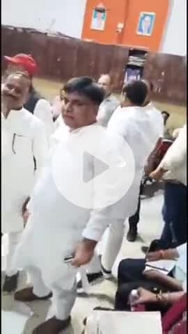 जौनपुर: जौनपुर नगर पालिका बोर्ड की बैठक में सभासदों ने किया हंगामा, अध्यक्ष का किया घेराव