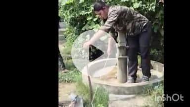 पलिया: बुद्धा पुरवा गांव के एक युवक के घर के पड़ोस हैंड पंप के पास निकला सांप, सांप को रेस्क्यू कर नजरुन निशा ने दिखाया साहस