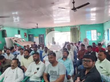 गिरिडीह: झामुमो युवा मोर्चा की बस स्टैंड रोड स्थित झामुमो जिला कार्यालय में हुई बैठक