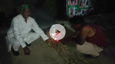 अजीतमल तहसील में धरने के दौरान शाम का खाना बनाते हुए किसान यूनियन टिकैत गुट के किसान