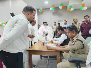 जौनपुर: समाधान दिवस के अवसर पर डीएम और एसपी ने फरियादियों की समस्याएं सुनीं