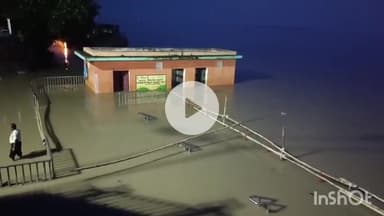 मुंगेर: दुर्गा पूजा को लेकर गंगा घाट में बैरिकेडिंग, लाइटिंग और ब्लीचिंग पाउडर का छिड़काव किया गया