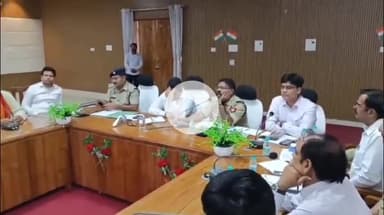 झांसी: नवरात्रि और दशहरा की तैयारियों पर कलेक्ट्रेट सभागार में हुई बैठक, जिलाधिकारी ने संबंधित अधिकारियों को दिए आवश्यक निर्देश