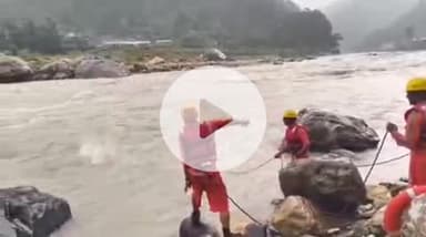 जोशियाड़ा: आज भी भागीरथी नदी से कार नहीं निकाली जा सकी, लापता पत्रकार का अब तक नहीं चला कोई पता