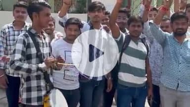 इटावा: डीयू की जीत पर केके डिग्री कॉलेज के बाहर आतिशबाजी चलाकर अखिल भारतीय विद्यार्थी परिषद के कार्यकर्ताओं ने मनाया जश्न