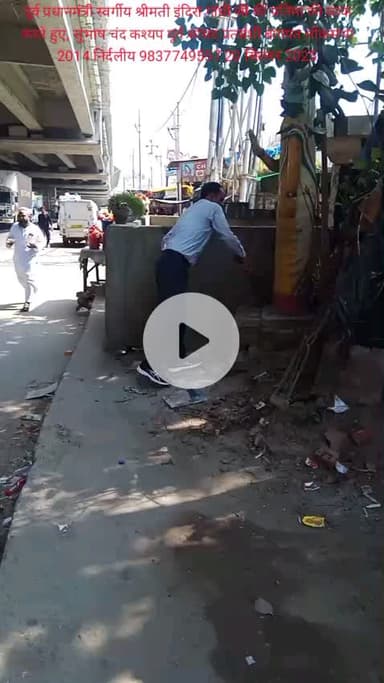 पूर्व प्रधानमंत्री स्वर्गीय इंदिरा गांधी जी की प्रतिमा की सफाई करते सुभाष चंद कश्यप पूर्व सांसद प्रत्याशी बागपत लोकसभा