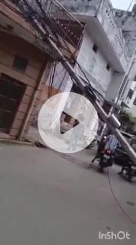 पलिया: पलिया कस्बे में पुराना अस्पताल रोड पर जर्जर बिजली का पोल भरभरा कर गिरा, अफरा-तफरी मची, बड़ा हादसा टला