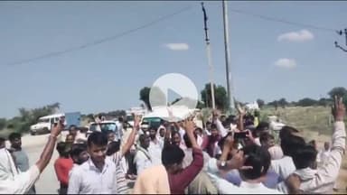 बीकानेर: गाढ़वाला टोल को टोल मुक्त करने की मांग को लेकर ग्रामीणों ने टोल पर किया विरोध प्रदर्शन