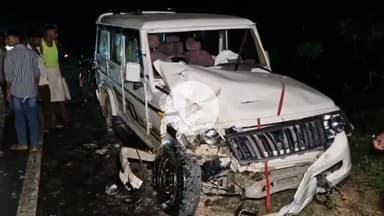 इटावा: इकदिल के इटावा कन्नौज हाइवे पर तेज रफ्तार बुलेरो कार ने ट्रैक्टर से टकराई, ट्रैक्टर दो हिस्सों में बंटा, तीन मजदूर घायल