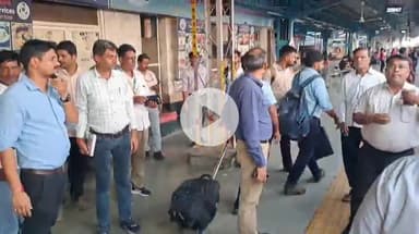 खंडवा नगर: भुसावल मंडल के डीआरएम पुनीत अग्रवाल ने किया खंडवा स्टेशन का निरीक्षण, ताप्ती गंगा के पेंट्रीकार का औचक निरीक्षण