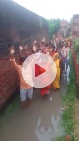 #मधुबन #कटघराशंकरचिनिया पोखरा पर जलजमाव की #समस्या को लेकर #ग्रामीणों ने किया #प्रदर्शन किया मांग
#Update #न्यूज़ #newsm