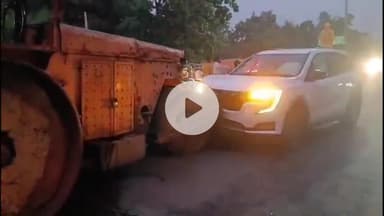 इटावा: सिविल लाइन इलाके के डीएम चौराहा पर रोड रोलर ने कार को मारी टक्कर, एयरबैग खुलने से कार सवार बचे, पुलिस जांच में जुटी