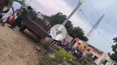 भीमाना ग्राम सेवा सहकारी समिति पर ग्रामीणों की भीड़

#सहकारी समिति से खाद–बीज वितरण में ग्रामीणों की उमड़ी भीड़