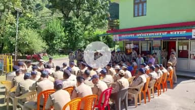 घाट: नंदानगर आपदा क्षेत्र में सीएम पुष्कर सिंह धामी के भ्रमण कार्यक्रम को लेकर पुलिस उपाधीक्षक ने पुलिस बल की की ब्रीफिंग