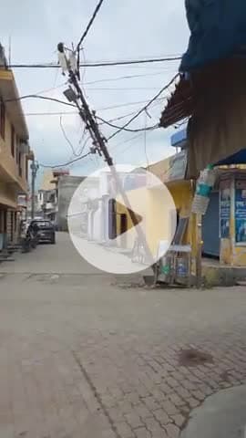 हादसे को दावत देता चमन चौराहा का पोल