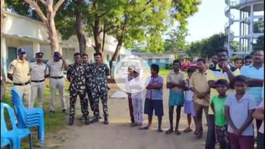 వీణవంక: పోతిరెడ్డిపల్లి గ్రామంలో పోలీసుల కార్డెన్ సర్చ్ 25 ఇసుక ట్రాక్టర్లు సరైన పత్రాలు లేని 18 టూవీలర్స్ సీజ్ చేసిన పోలీస్ లు