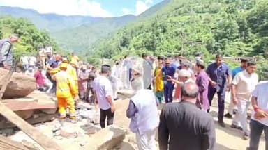 घाट: आपदा प्रभावित स्थल कुंतरी में पहुंचे मुख्यमंत्री पुष्कर सिंह धामी, पीड़ितों से बात कर जाना हाल और दिया भरोसा