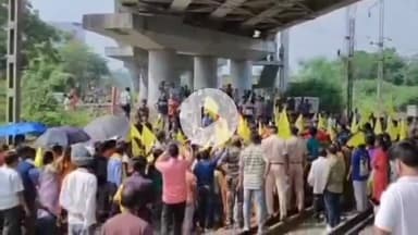 नामकुम: रांची: टाटीसिलवे और मूरी स्टेशन के रेलवे ट्रैक पर कुड़मी समाज का प्रदर्शन, एसटी में शामिल करने की मांग