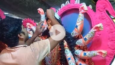 उतरौला: उतरौला में कोलकाता से आए मूर्तिकार चार महीने से दुर्गा प्रतिमाओं को अंतिम रूप देने में जुटे