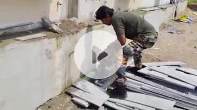 लाडपुरा: रावतभाटा रोड पर फार्म हाउस में घुसा 8 फीट लंबा अजगर, स्नेक कैचर गोविंद शर्मा ने किया रेस्क्यू