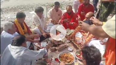 मथुरा: श्राद्ध पक्ष की अमावस्या पर वृंदावन के कैसी घाट पर पितरों की शांति के लिए किया गया भवन यज्ञ, पिंडदान भी किया गया