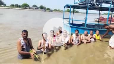 बाह: बटेश्वर में सर्वपितृ अमावस्या पर यमुना घाटों पर श्रद्धालुओं की भीड़ उमड़ी