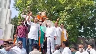 आरा: आरा रेलवे स्टेशन पर पूर्व केंद्रीय मंत्री ने वीर कुंवर सिंह की आदमकद प्रतिमा का किया अनावरण