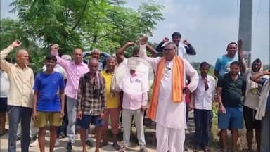 प्रतापगढ़: विश्वनाथगंज रजबहा नहर में पानी न आने से किसानों ने बुआपुर में किया प्रदर्शन, सौंपा डीएम को ज्ञापन