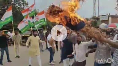 जगदलपुर: NSUI कार्यकर्ताओं पर FIR के विरोध में NSUI और युवा कांग्रेस ने संजय मार्केट में गृहमंत्री विजय शर्मा का पुतला फूंका