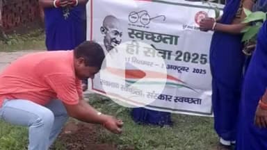 झाझा: झाझा रेलवे परिसर में स्वच्छता ही सेवा के तहत रेलवे अधिकारी ने किया पौधारोपण