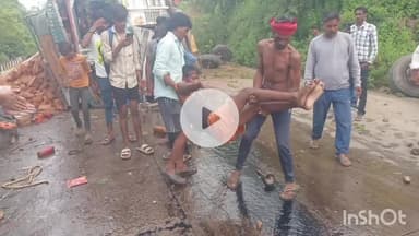 गोपद बनास: तुरा पहाड़ पर तेज रफ्तार ट्रक पलटा, हादसे में चालक को आई चोट