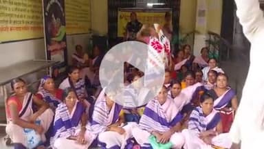 करपी: करपी सामुदायिक स्वास्थ्य केंद्र के सामने आशा कार्यकर्ताओं का धरना