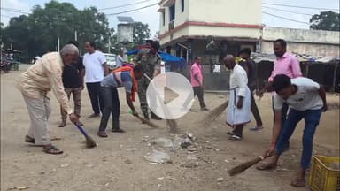 धुरकी: धुरकी प्रखंड में दुर्गा पूजा की तैयारियां ज़ोरों पर, साफ़-सफाई में जुटे लोग, क्षेत्र में भक्तिमय माहौल