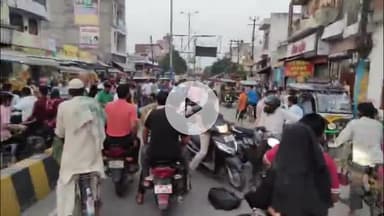 मुज़फ्फरनगर: मामूली विवाद में दो गुटों के बीच जमकर मारपीट, सड़क पर बेल्ट और लात-घूंसे चलते रहे, लोग बने तमाशबीन, वीडियो हुआ वायरल