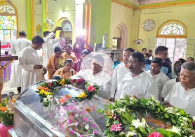 सिमडेगा: सुंदरगढ़ के पूर्व विधायक स्व. जॉर्ज तिर्की को अंतिम विदाई, कोलेबिरा और सिमडेगा विधायक भी अंतिम यात्रा में हुए शामिल