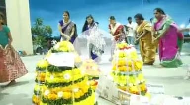 మహబూబ్ నగర్ అర్బన్: జిల్లా కలెక్టర్ ప్రాంగణంలో బతుకమ్మ సంబరాలు నిర్వహించిన ప్రభుత్వ మహిళఅధికారులు