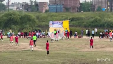 नवादा: मिर्जापुर के कृष्ण प्रसाद खेल मैदान में कृष्ण प्रसाद मेमोरियल फुटबॉल टूर्नामेंट का आज दूसरा दिन