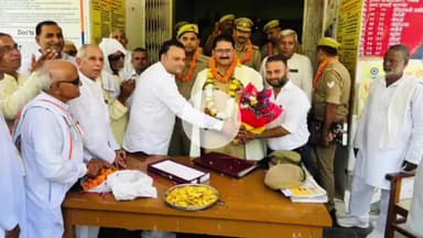 खेकड़ा: दादीजी महाराज मंदिर से चोरी हुई चांदी की पादुकाएं बरामद होने पर ग्रामीणों ने चांदीनगर पुलिस का किया सम्मान