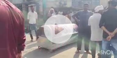 फतुहा: जेठुली गांव में आक्रोशित लोगों ने मृतक के जनाजे को सड़क पर रखकर और आगजनी कर सड़क जाम किया