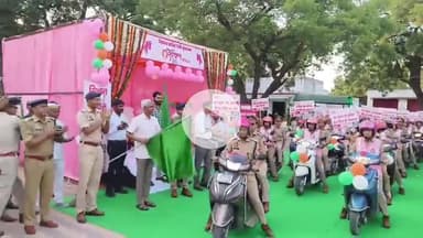 मथुरा: आदि आबादी की सुरक्षा दिलाने के लिए पुलिस लाइन से निकली स्कूटी रैली