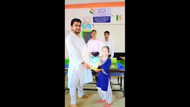 परिहार: झपहा उर्दू मध्य विद्यालय, परिहार में अभ्यास पुस्तिका का वितरण