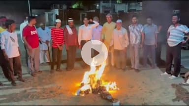 चूरू: रेलवे कॉलोनी में कांग्रेस कार्यकर्ताओं ने विधानसभा अध्यक्ष वासुदेव देवनानी का जलाया पुतला, नारेबाजी कर किया प्रदर्शन
