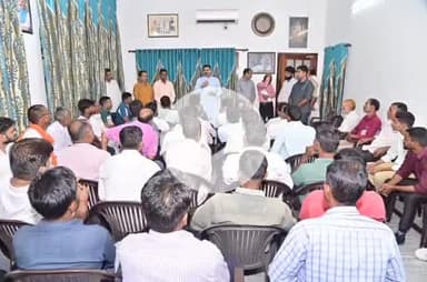 बीसलपुर: संजय रॉयल पार्क स्थित जनसंख्या कार्यालय पर राज्य मंत्री संजय गंगवार ने लगाया जनता दरबार