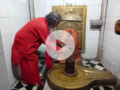 आरंग: महामंडलेश्वर डाक्टर प्रकाशानंद रविवार को आरंग पहुंचे, बागेश्वरनाथ मंदिर में पूजा-अर्चना की