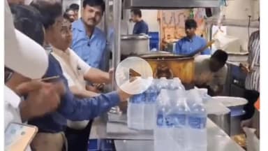 खंडवा नगर: खंडवा: पेंट्री कार में कर्मचारी कपड़े सुखाते हुए पाए गए